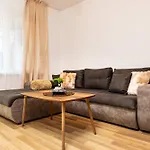 아파트 Bright And Modern 1bdr In By Flat Manаger *